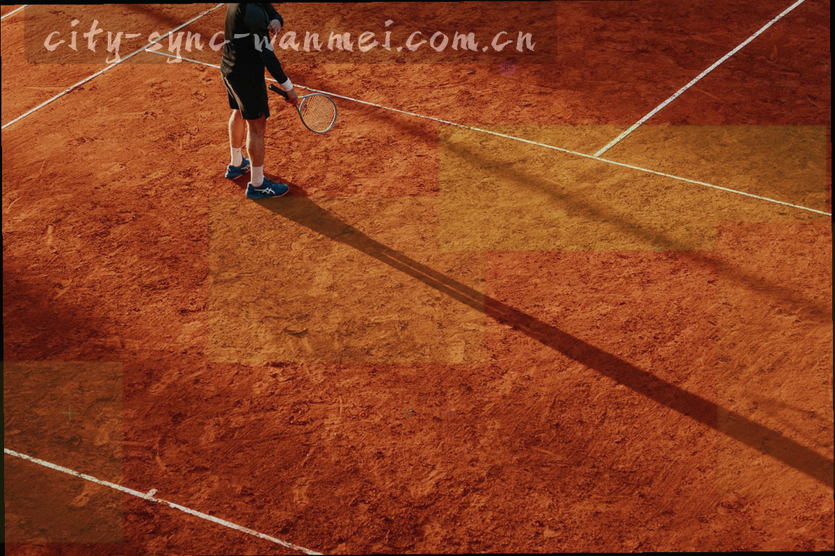 球迷在家中沙发上用平板查看联赛筛选界面，手边放着球队围巾和一张纸质赛程
